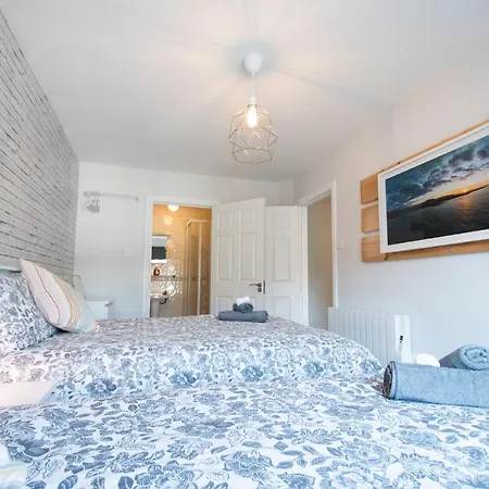 Апартаменты The Boutique By The Sea - Luxury 2 Bedroom With Sea Views